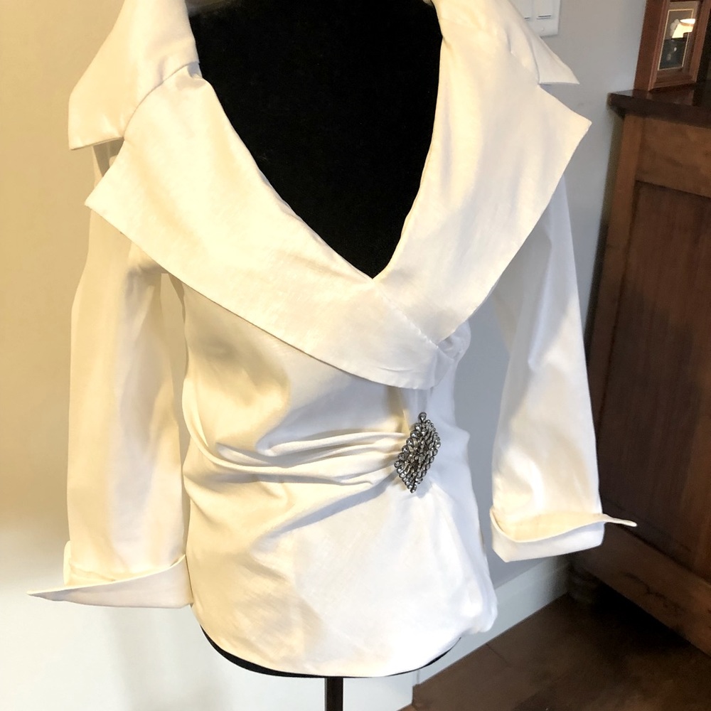 Melanie Lynn- Size 2 classic white evening top. Accent pin included.